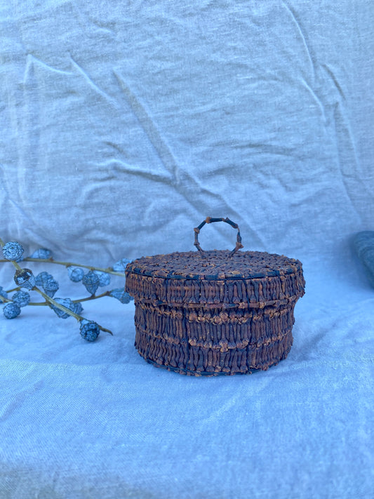 lidded clove basket